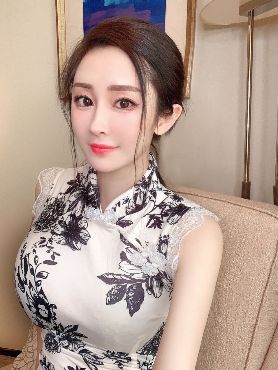 翟欣欣竟是外围女：婚后仍易聊天记录曝光